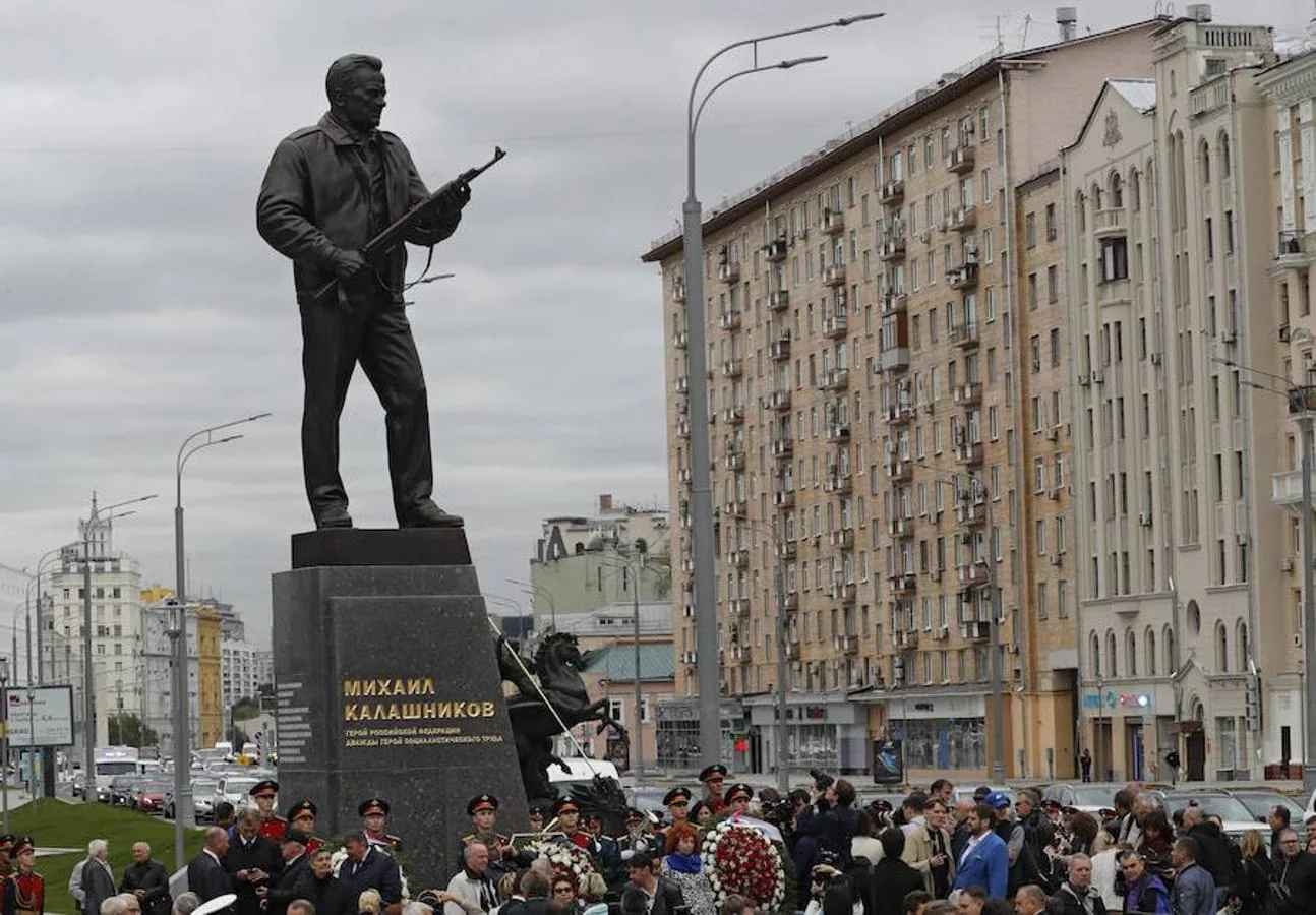 El Pol Mico Monumento Al Creador Del Ak El Fusil M S Utilizado En